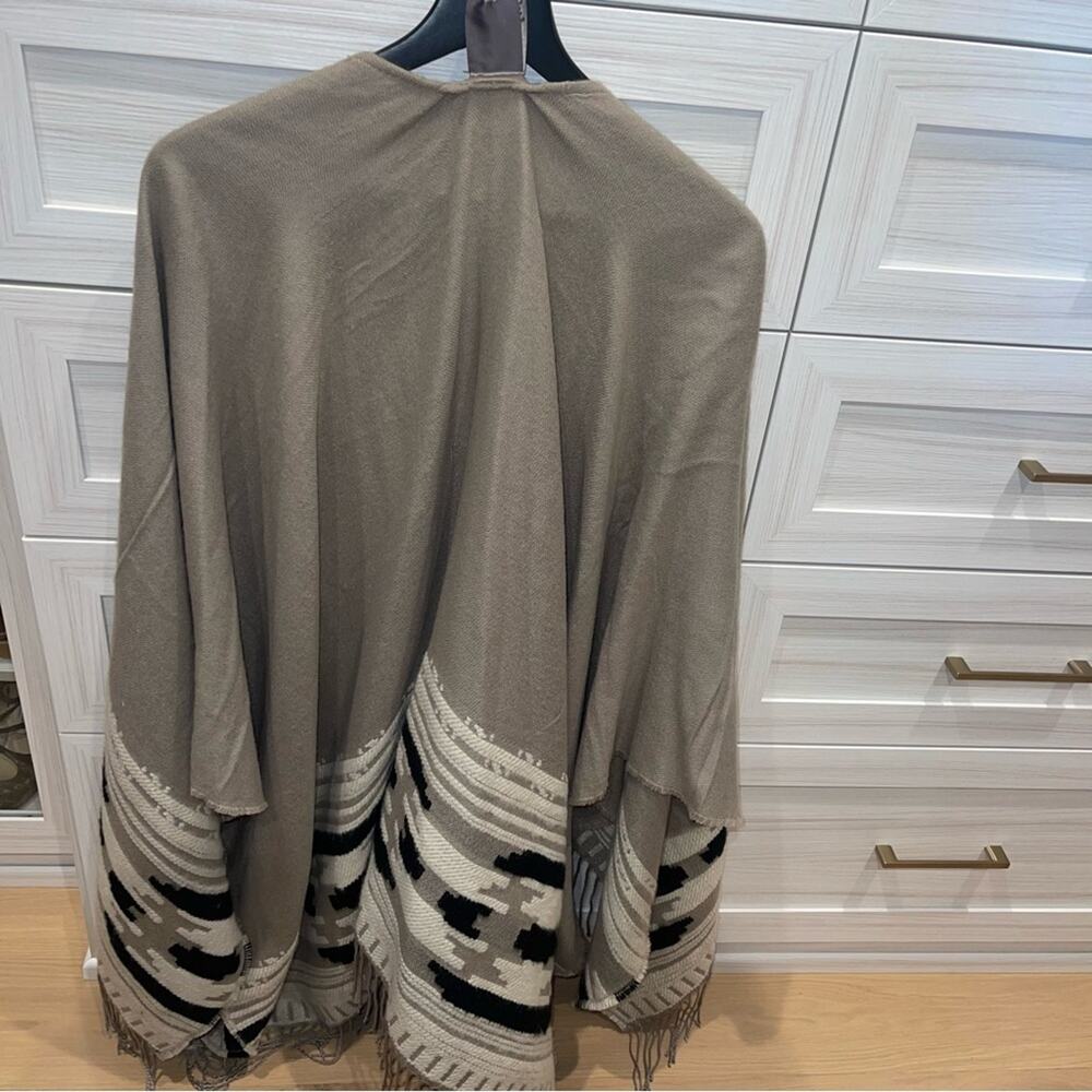 Vince Camuto Geometric Weave Taupe Cape/Poncho One Size - Picture 6 of 10